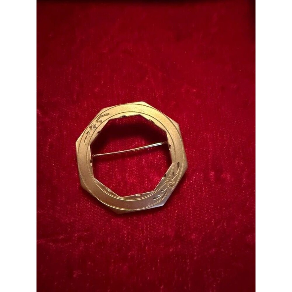 Vintage Mid-Century Gold-Tone Octagonal Engraved Wreath Brooch Pin